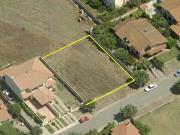 Lotto edificabile per villa con giardino su 4 lati 