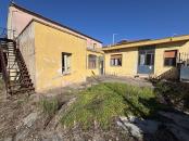 Su Via Cagliari casa con apio terreno!