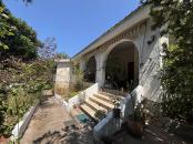 Villa con ampio giardino su 4 lati.